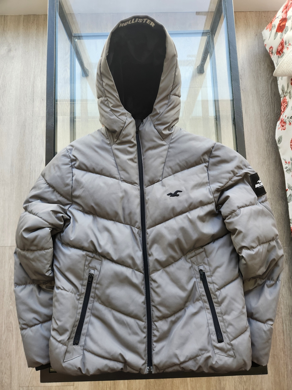 Hollister Men's Gray Puffer Jacket with Hood